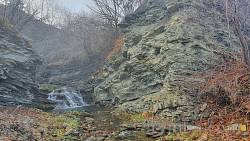 Скальные обрывы вокруг водопада