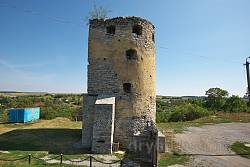 Вигляд на башту із пам'ятної могили Борцям за волю України
