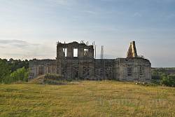 Руины дворца Адама Тарло