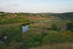 Река Збруч возле Скалы Подольской. Справа впадает ручей Черные Криницы, слева -- село Долиновка