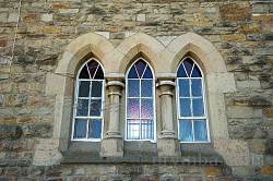 Віконця каплиці у нижньому ярусі вежі