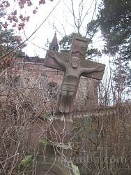Крест на одной из могил