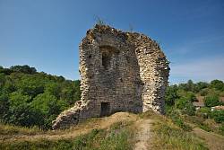 Залишок муру крайнього північного наріжника замку. Зведений на скелі на самому краєчку "мису"