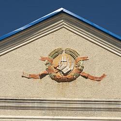 Дворец культуры. Герб на фасаде. 2016 год