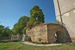 Фрагмент старого замкового муру з брамою