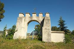 Ворота - остались от старинного Яновского замка