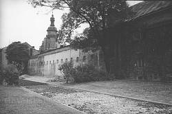 Стена Бернардинского монастыря и строение Пожарной стражницы. Фото 1936 года.