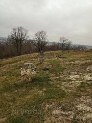 Подкамень. Древние кресты на склоне холма